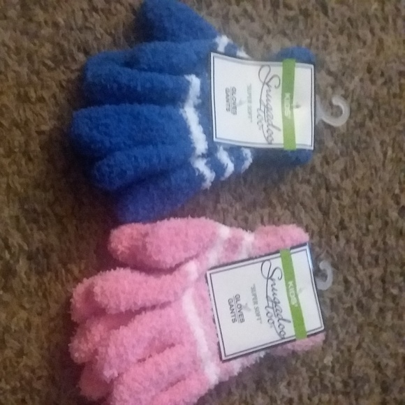 Snugadoo Too Other - 2 Snugadoo Too supper soft gloves